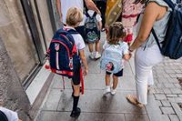Mochilas nuevas, reencuentros y alguna lágrima: así vuelven los niños madrileños 'al cole'