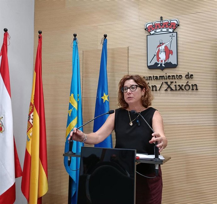 Archivo - La portavoz del Grupo Municipal Socialista del Ayuntamiento de Gijón, Carmen Eva Pérez Ordieres, en rueda de prensa en el Consistorio gijonés.
