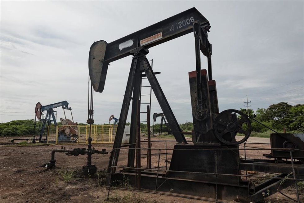 Archivo - Instalaciones petrolíferas en Maracaibo, Venezuela.