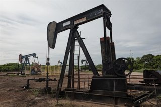 Archivo - Instalaciones petrolíferas en Maracaibo, Venezuela.