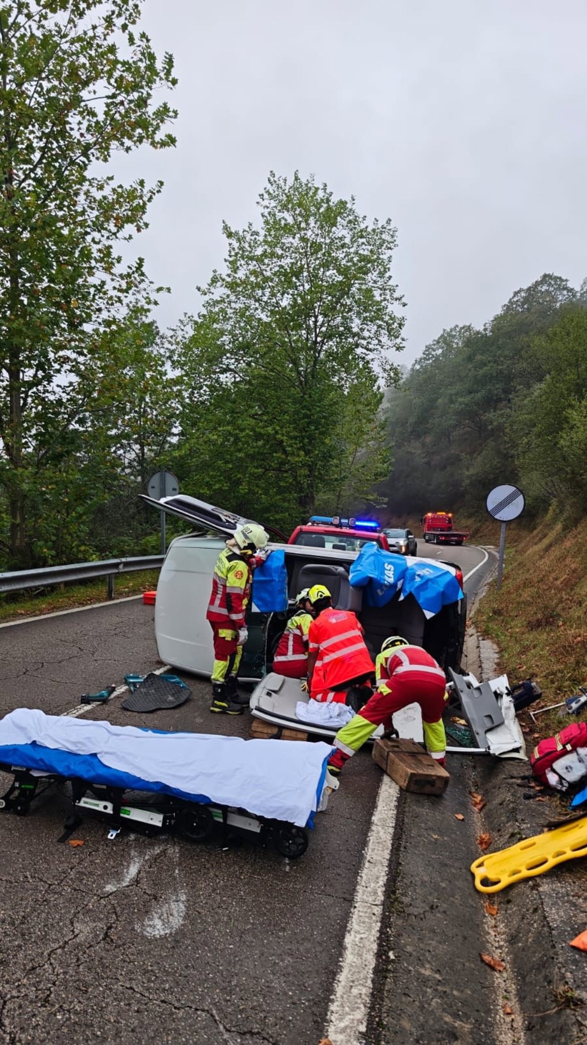 Excarcelan a una conductora herida tras volcar en Cabuérniga