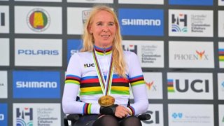 La ciclista española Manuela Vos con su maillot de campeona del mundo