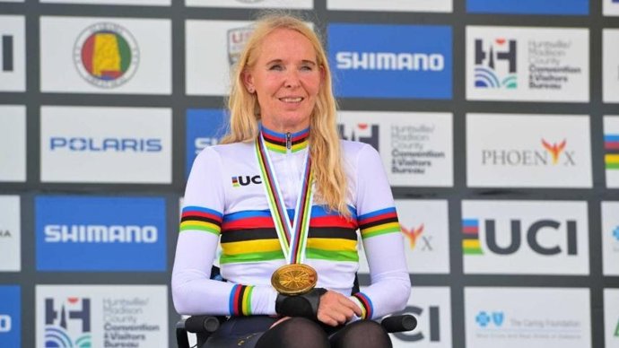 La ciclista española Manuela Vos con su maillot de campeona del mundo