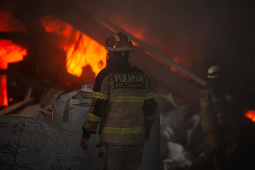 Bomberos trabajando para extinguir un incendio en una fábrica de pásticos en Balaraja, Indonesia (archivo)