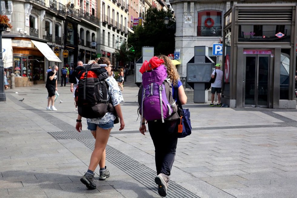 Archivo - Turistas en Madrid