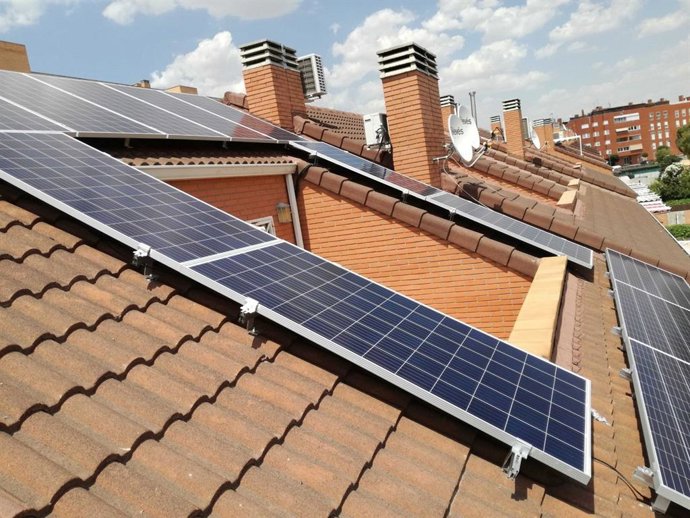 Archivo - El Govern destinará ocho millones de euros más a subvencionar la instalación de paneles fotovoltaicos en viviendas