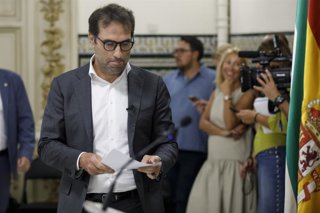 El vicepresidente primero y ministro de Economía, Comercio y Empresa, Carlos Cuerpo, interviene tras la reunión con los alcaldes de los municipios afectados por los seísmos. A 26 de agosto de 2026 en Granada, Andalucía (España). El vicepresidente primero 