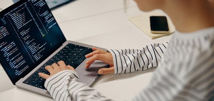 UGT-A defiende la creación de un Observatorio Nacional de la Brecha Digital y un Plan Nacional de Cualificación en IA.