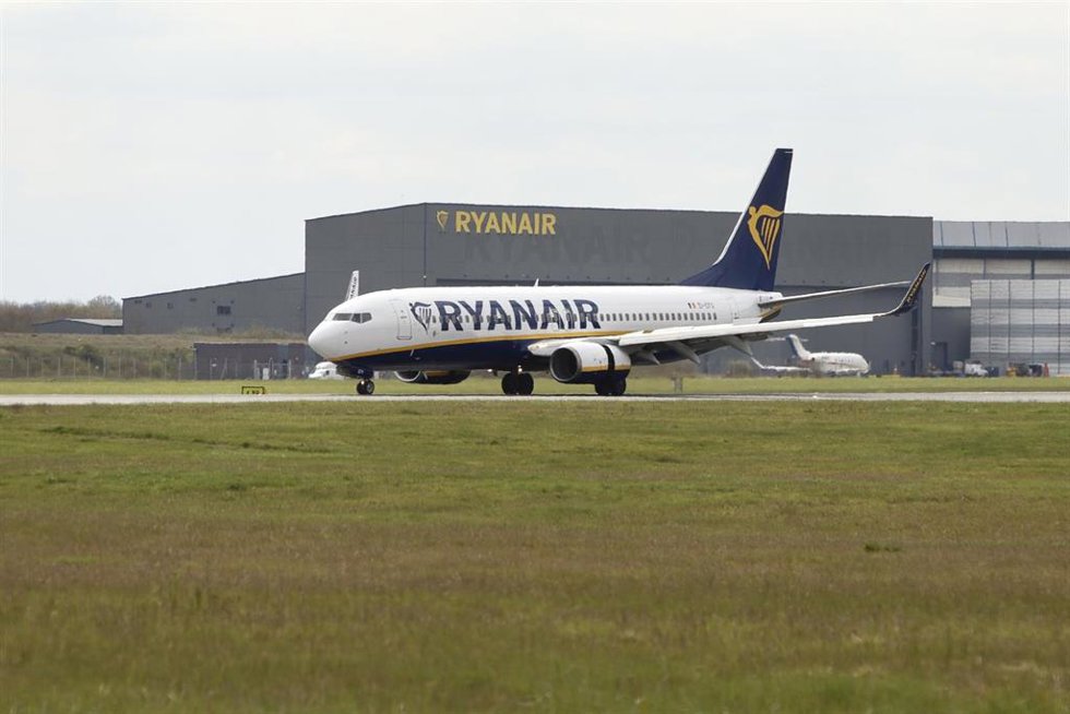 Archivo - 01 April 2026, United Kingdom, Essex: A Ryanair plane is pictured at Stanstead Airport in Essex.