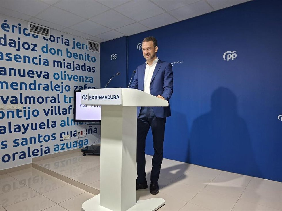 El portavoz del PP extremeño, Luis Miguel Núñez, en rueda de prensa en Mérida