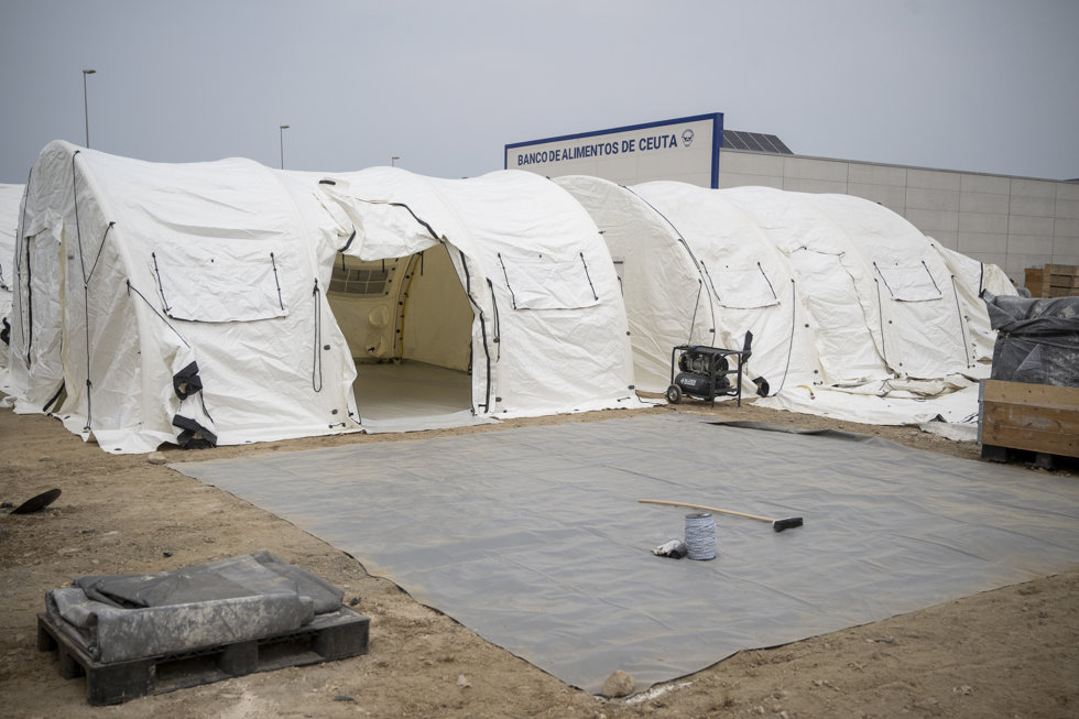 Instalación de nuevas tiendas de campaña junto al Banco de Alimentos de Ceuta, a 5 de septiembre de 2026, en Ceuta (España).