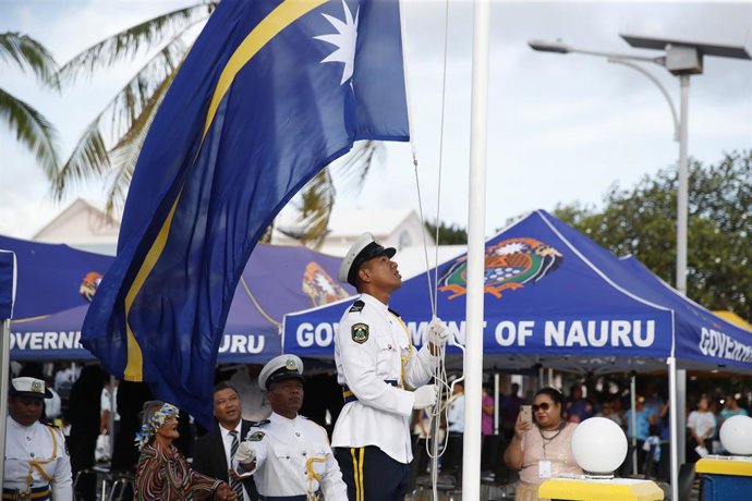 Archivo - Arquivo - YAREN, 31 de janeiro de 2024  -- A bandeira nacional de Nauru é hasteada durante a cerimônia de comemoração do 56º aniversário da independência de Nauru, em Nauru, em 31 de janeiro de 2024. Nauru realizou uma cerimônia para comemorar o