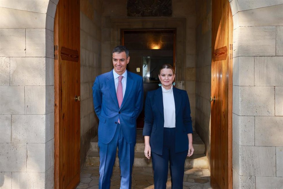 Archivo - El presidente del Gobierno, Pedro Sánchez, y la presidenta de Baleares, Marga Prohens, se reúnen en el Consolat de Mar, a 29 de julio de 2026