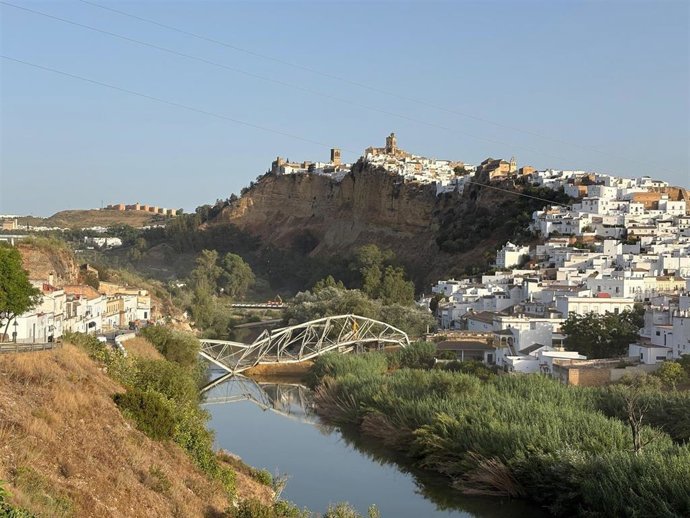 El puente de San Miguel, en Arcos de la Frontera, en el momento de su derribo controlado.