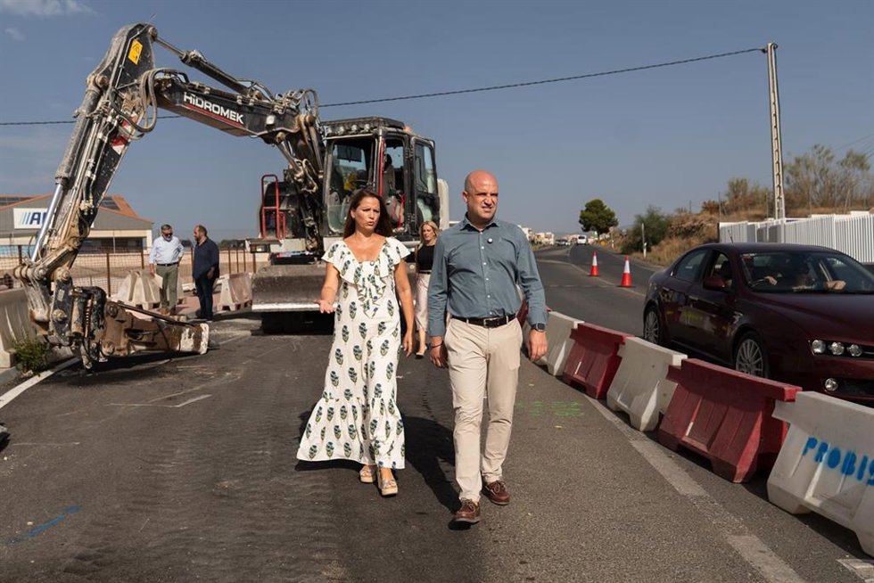 El presidente de la Diputación de Almería, José Antonio García Alcaina, y la alcaldesa de Albox, María del Mar Alfonso, durante la visita al inicio de las obras del nuevo bulevar de la Avenida 28 de Febrero.
