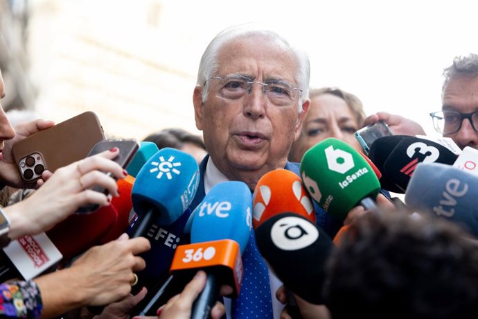 O presidente de Melilha, Juan José Imbroda, atende à imprensa antes de participar de um café da manhã informativo do Nueva Economía Fórum, que teve como protagonista o presidente de Ceuta, Juan Jesús Vivas