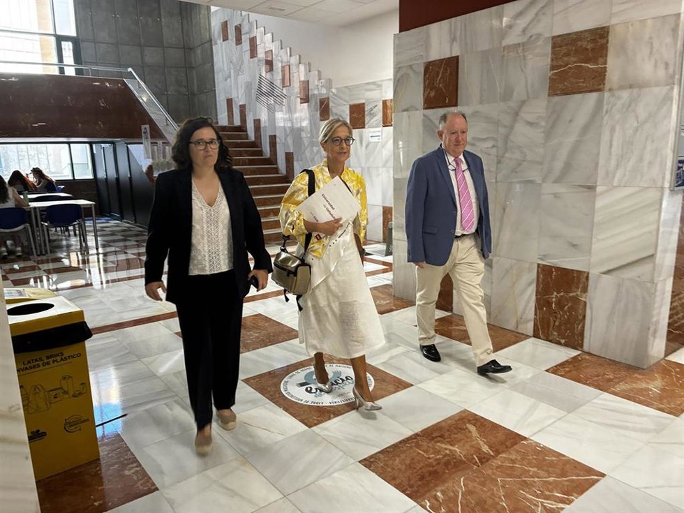 Pilar Garcés (c), antes de atender a los medios en la Facultad de Filosofía y Letras.