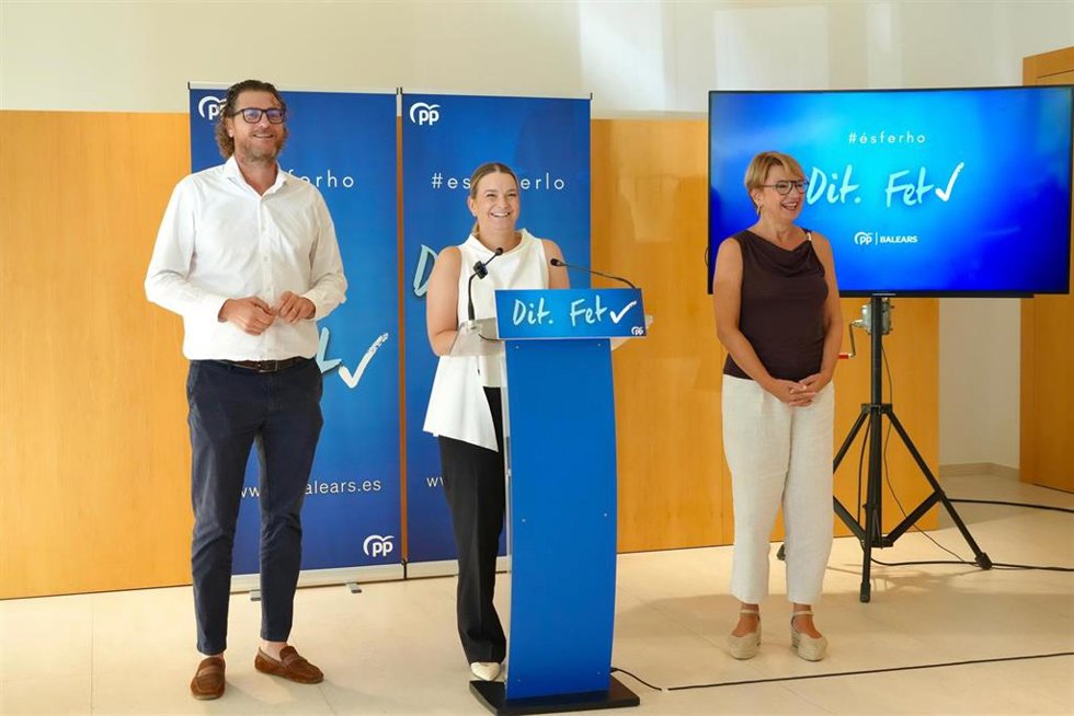 La presidenta del PP de Baleares, Marga Prohens, en rueda de prensa tras las jornadas parlamentarias