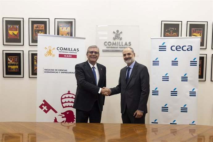 El director general de CECA (dcha), Antonio Romero, y el rector de Comillas, Antonio Allende, en la firma del acuerdo entre ambas organizaciones para crear una cátedra sobre regulación bancaria.