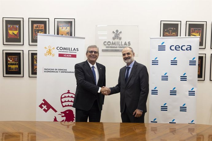 El director general de CECA (dcha), Antonio Romero, y el rector de Comillas, Antonio Allende, en la firma del acuerdo entre ambas organizaciones para crear una cátedra sobre regulación bancaria.