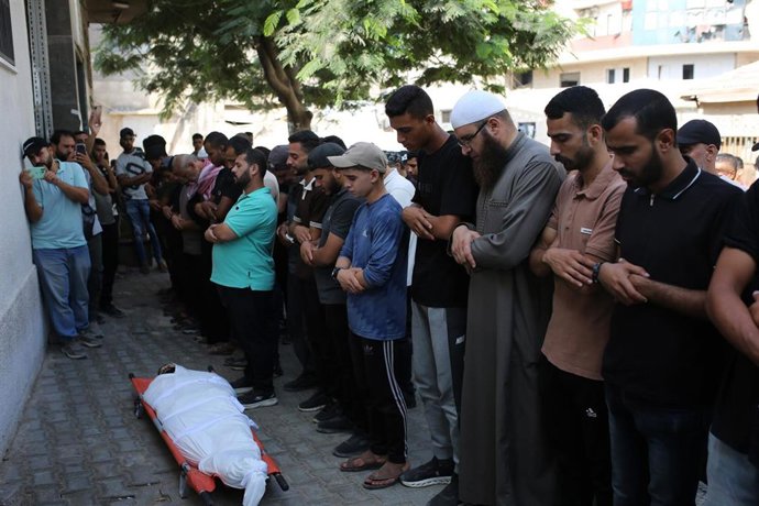 Palestinos durante el funeral de un hombre muerto en un bombardeo ejecutado por Israel contra la Franja de Gaza pese al alto el fuego pactado en octubre de 2025 (archivo)