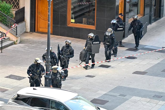 Agentes de la Ertzaintza en el registro al domicilio del supuesto homicida de un joven taxista en Azpeitia (archivo)