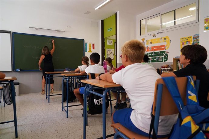 Archivo - Niños en el aula en su primer día de clase tras la vacaciones de verano, a 10 de septiembre de 2024, en Málaga, Andalucía (España).