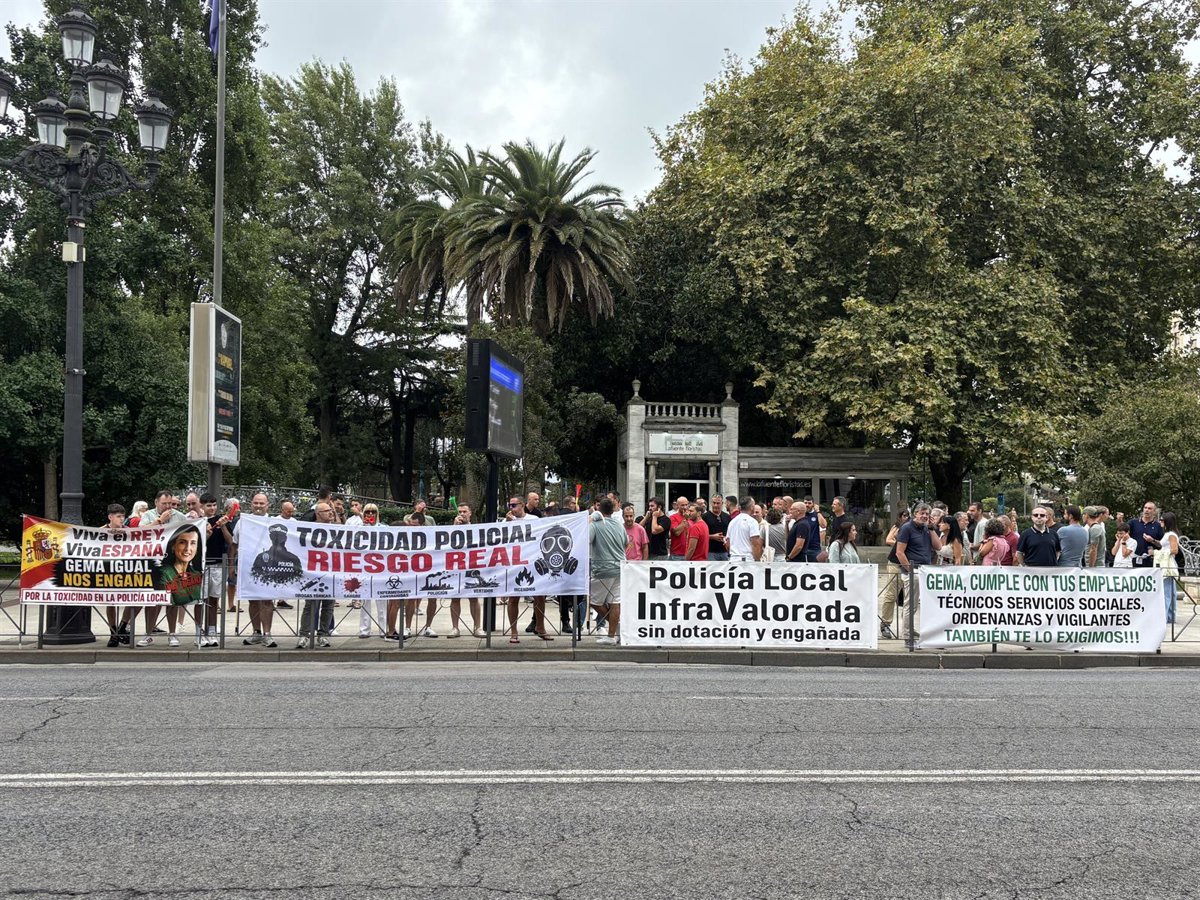 La Policía Local aprovecha la inauguración de Faro Santander para visibilizar sus reivindicaciones de subida salarial
