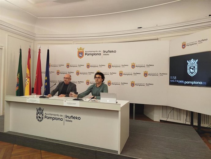 Archivo - Joxe Abaurrea (i) y Txema Mauleón, concejales de Pamplona.