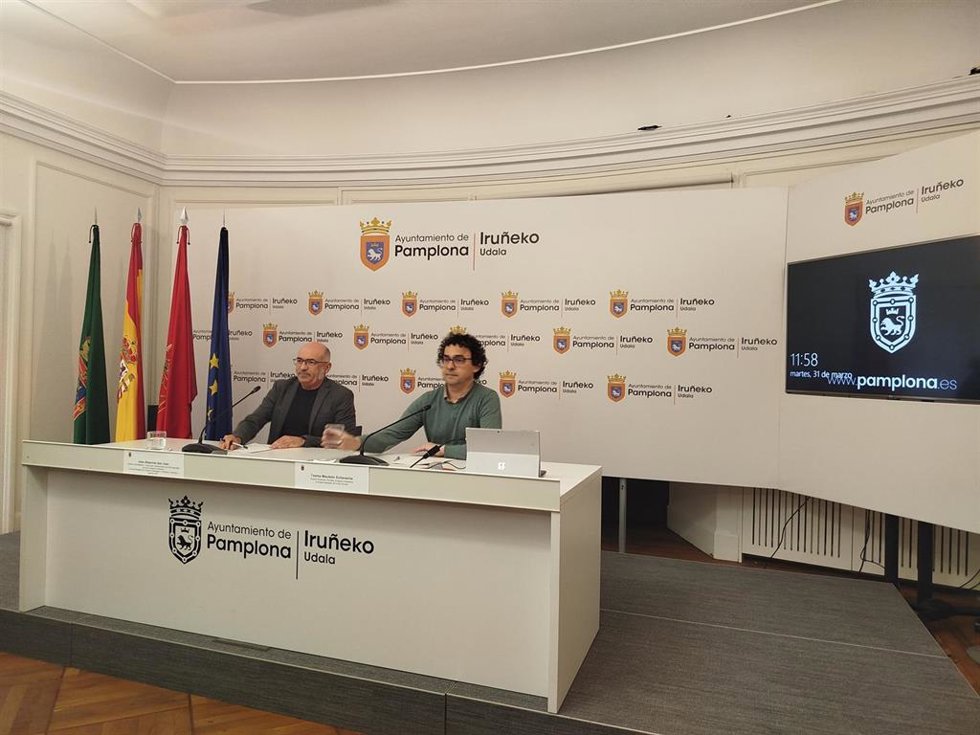 Archivo - Joxe Abaurrea (i) y Txema Mauleón, concejales de Pamplona.