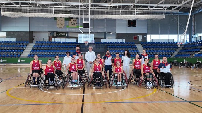 La selección femenina de baloncesto en silla de ruedas posa con sus nuevas camisetas de Decathlon