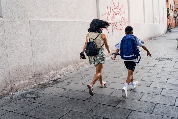 Un niño de camino a la escuela, a 7 de septiembre de 2026, en Madrid (España). 