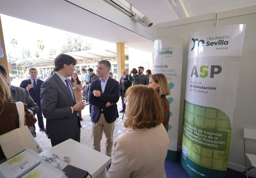 Expositor de Prodetur en la pasada feria del Empleo de la Universidad Pablo de Olavide (UPO) con información sobre la Agencia de Simulación de la sociedad provincial.