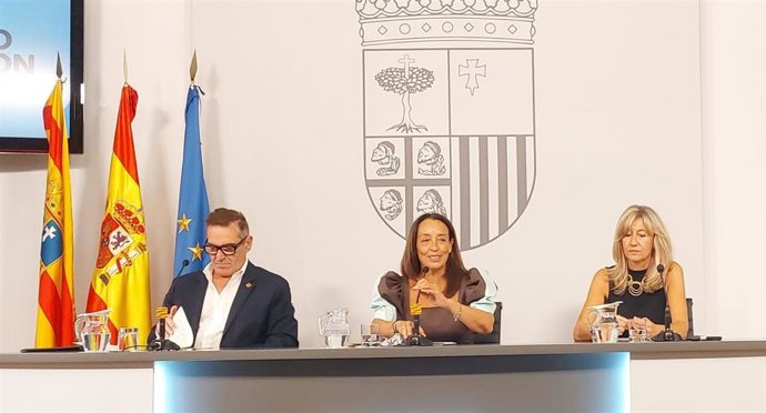 La consejera de Educación, Ciencia y Universidades del Gobierno de Aragón, Carmen Susín, junto a los directores generales de Planificación, Centros y Formación Profesional, Luis Mallada, y de Persona, Ana Eva Tejedor.