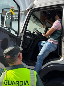La Guardia Civil investiga a seis personas de una empresa de transportes de Huelva por supuesta falsedad documental.