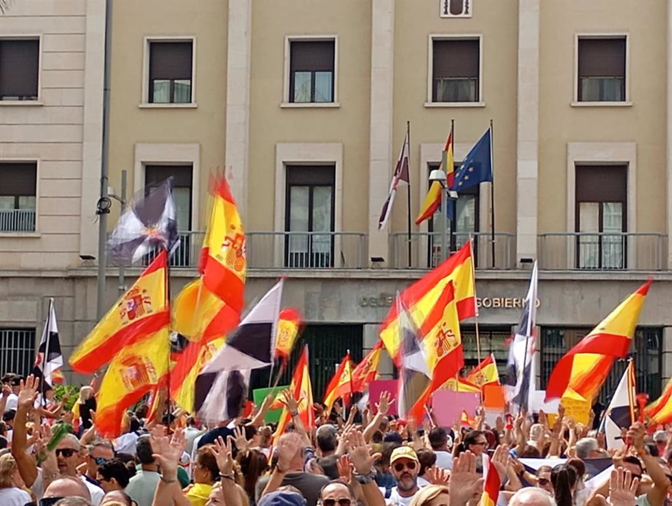Decenas de personas con banderas de España, la Unión Europea y Ceuta durante una manifestación en protesta por los problemas de inseguridad que está provocando la crisis migratoria, a 6 de septiembre de 2026, en Ceuta (España).  