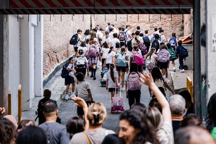 Varios niños de camino a la escuela en la entrada del colegio, a 7 de septiembre de 2026, en Madrid (España).