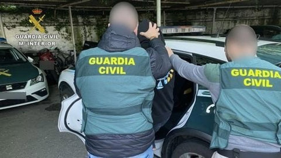 Archivo - Dos agentes de la Guardia Civil.