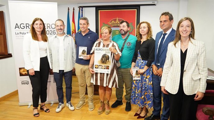 El alcalde de Siero, Ángel García ‘Cepi’, y la concejala de Festejos, Mercados y Bienestar Animal, Ana Nosti, junto al alcalde de Colunga, José Ángel Toyos, y representantes de las entidades patrocinadoras Caja Rural de Asturias y Banco Sabadell