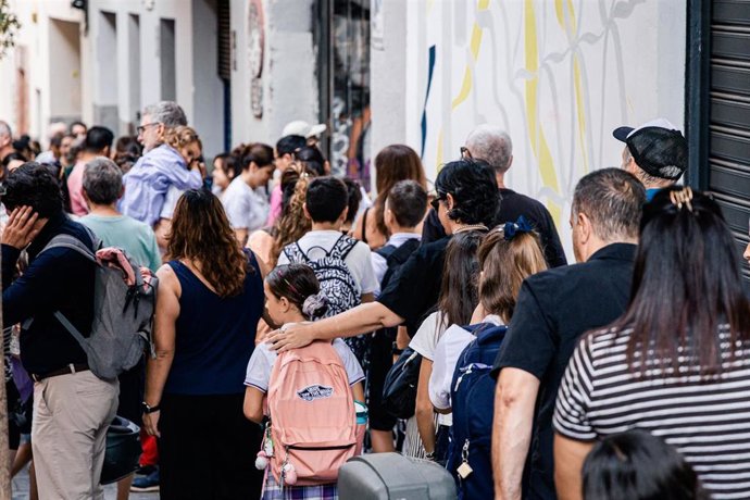 Varios niños de camino a la escuela en la entrada del colegio, a 7 de septiembre de 2026, en Madrid (España). 