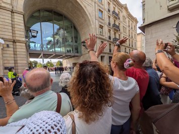 Gente esperando ver al Rey en Faro Santander