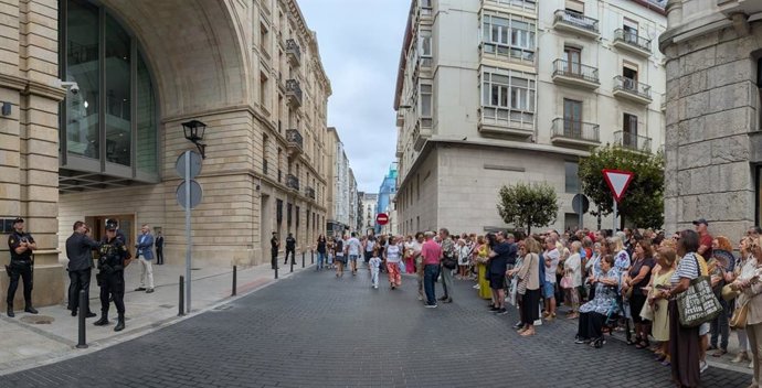 Ciudadanos aguardan la llegada del Rey a la inauguración de Faro Sanander