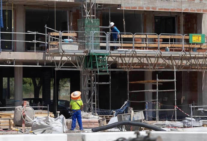 Archivo - Viviendas en construcción.