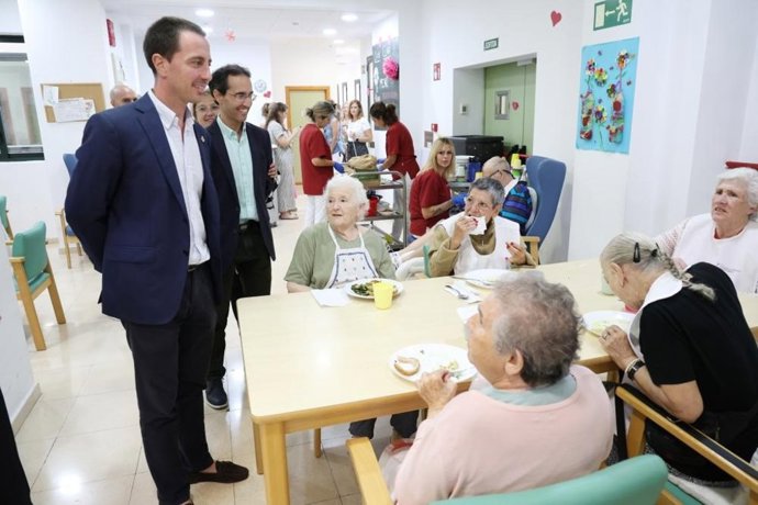El servicio de atención a domicilio para mayores dependientes de Mallorca alcanza las 18.400 horas mensuales