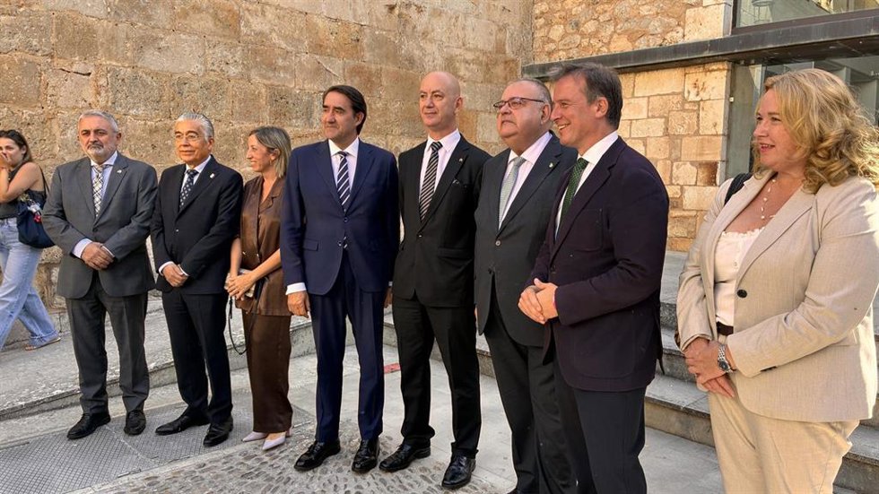Foto de familia de las autoridades que han participado en el acto de inicio de los estudios de Medicina en Burgos.