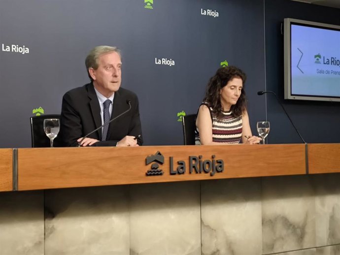 El subdirector general de Estrategia de Salud Mental y Emocional, Carlos Piserra, y la coordinadora de ConectaSuic, Magdalena Pérez, en comparecencia de prensa