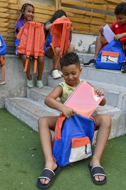 Un niño usuario del programa CaixaProinfancia con material escolar nuevo