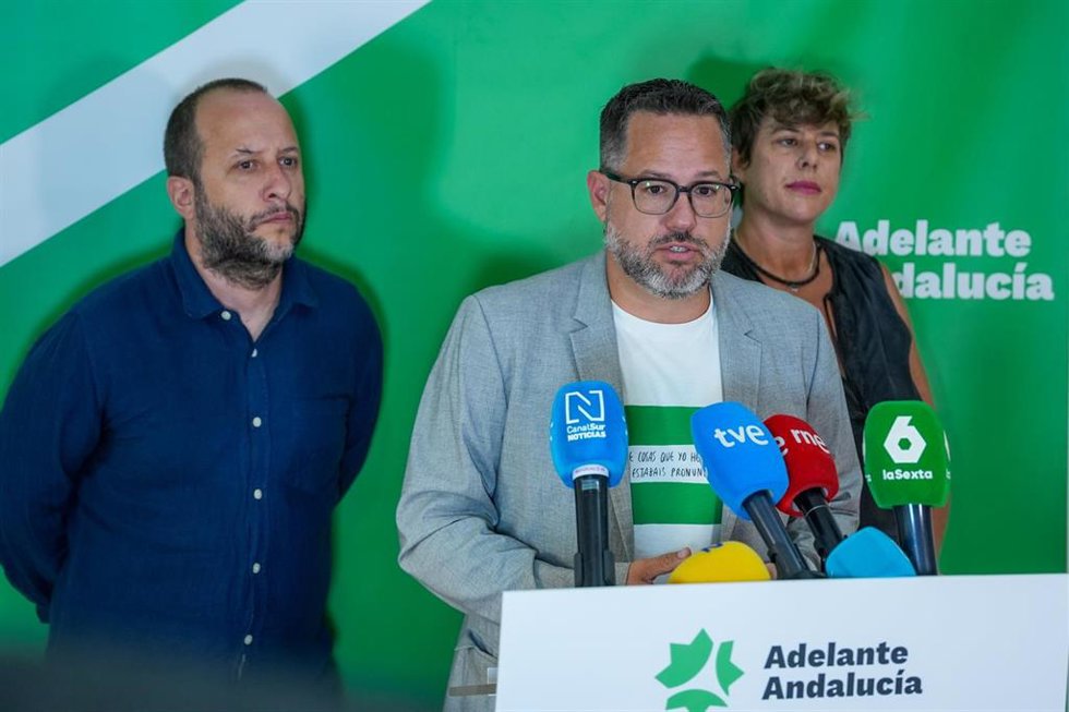 El portavoz de Adelante Andalucía, José Ignacio García (c), y los responsables de Organización, Néstor Salvador (i) y Rocío Díaz (d), durante la rueda de prensa. A 07 de septiembre de 2026, en Sevilla (Andalucía, España). El portavoz de Adelante Andalucía