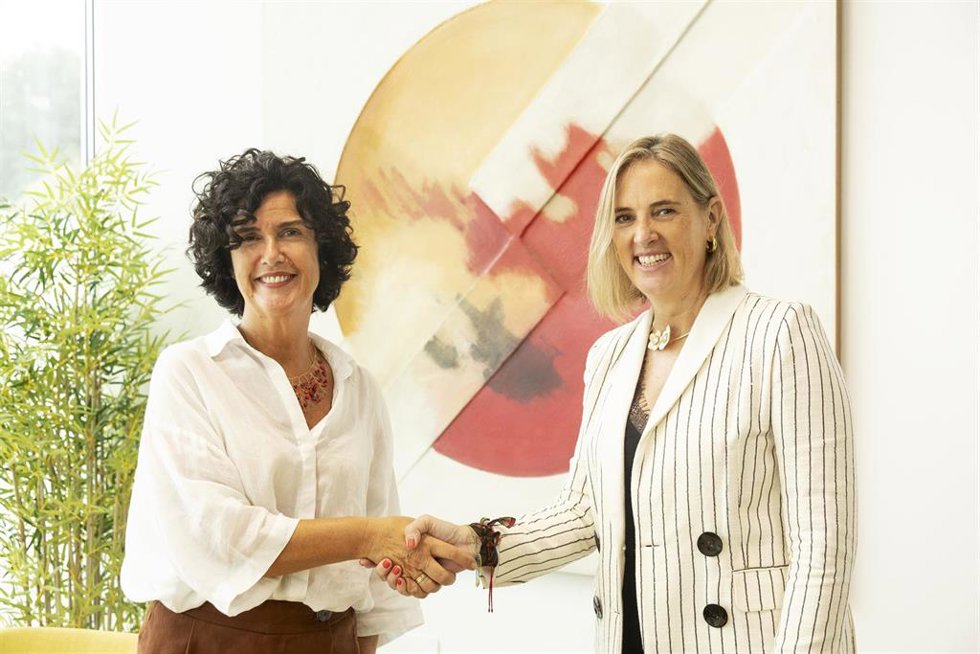 La presidenta de la Unión de Comerciantes del Principado de Asturias, Sara Menéndez, y la directora de zona de Caja Rural de Asturias, Noemí Alonso.