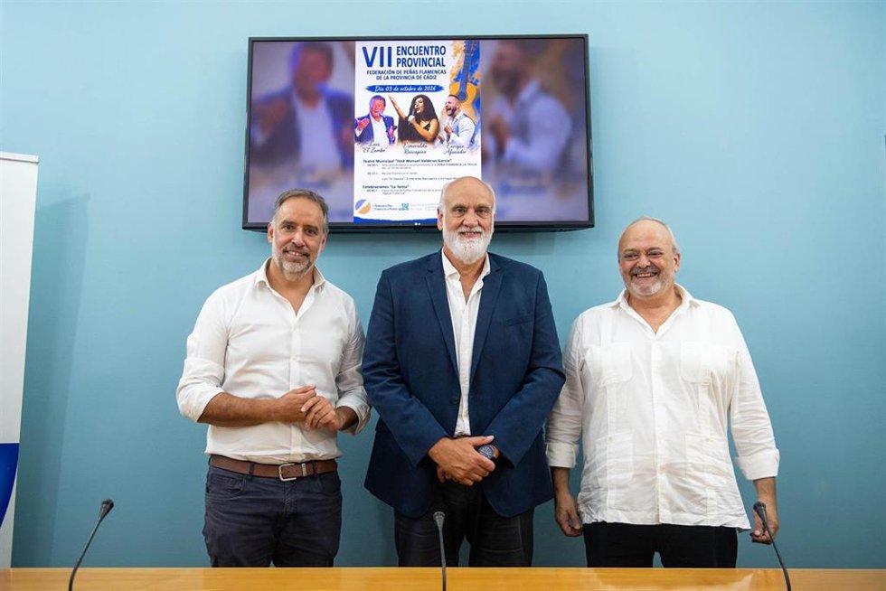 El vicepresidente segundo y responsable del Área de Desarrollo a la Ciudadanía de la Diputación de Cádiz, Javier Vidal, junto al presidente de la Federación, Enrique Morales, el alcalde de Trebujena, Ramón Galán.